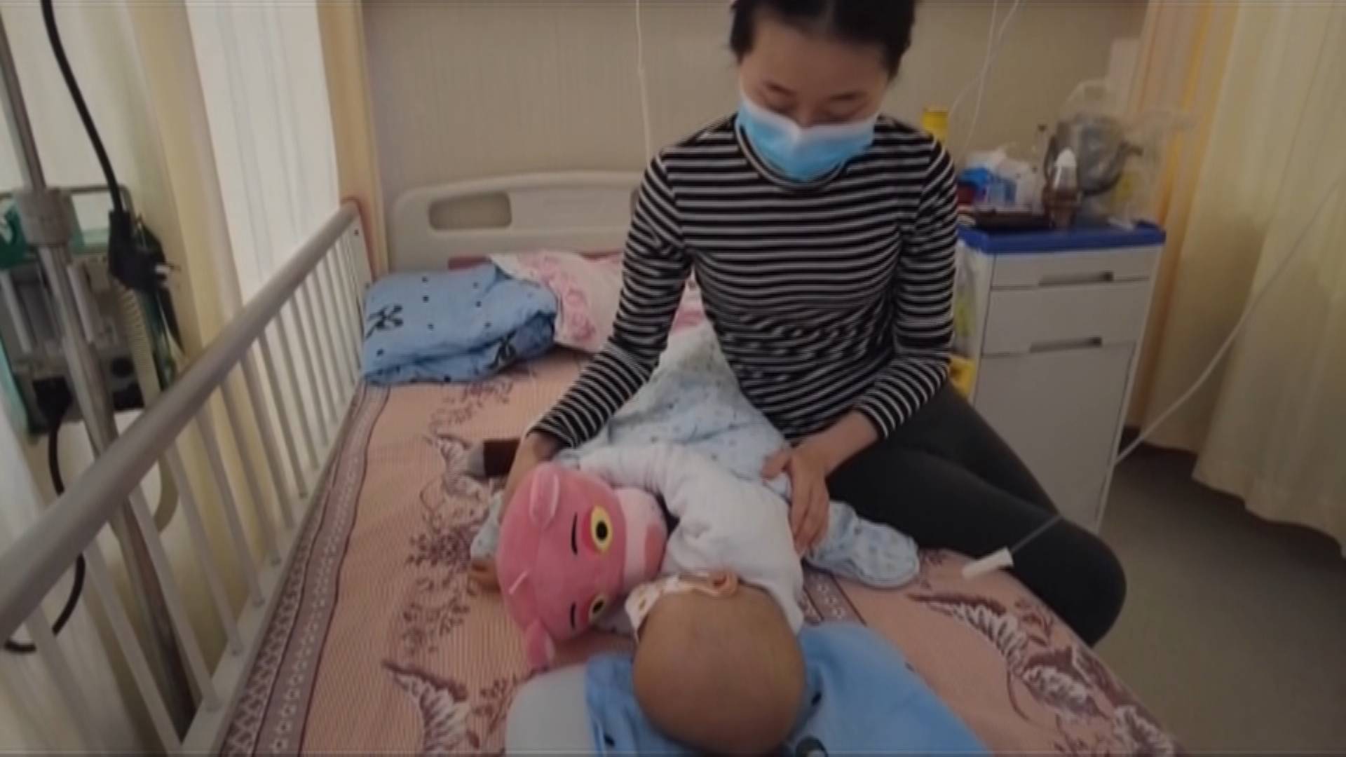 70秒｜援鄂护师两岁儿子患白血病 武汉志愿者伸出援手暖心救护