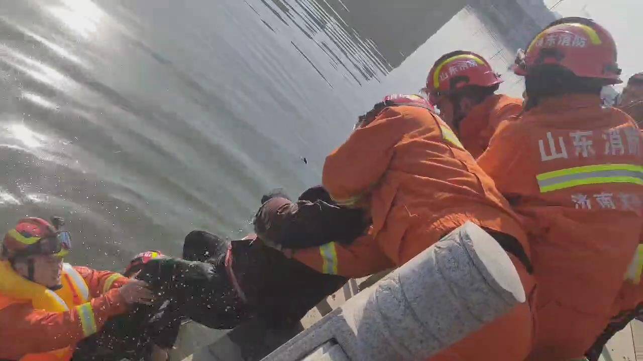 36秒｜济南一名50岁男子不慎落入小清河 消防员跳入冰冷河水救人