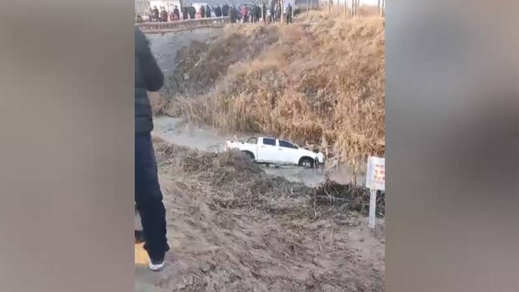 23秒｜滨州一皮卡车翻进水沟！事故造成两人受伤，一人死亡