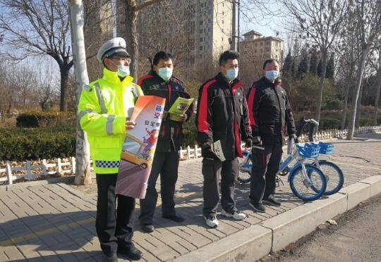 濱州濱城交警聯合快遞小哥開展“一盔一帶”勸導活動