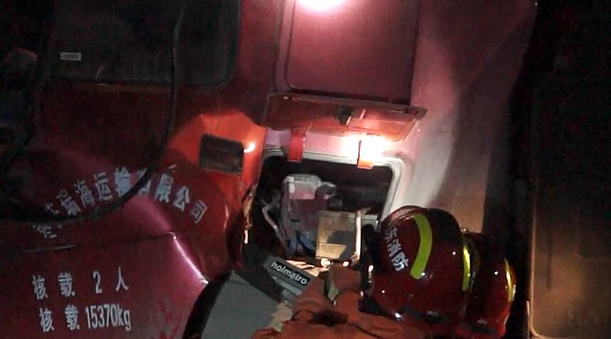 60秒丨济南两车追尾 驾驶员腿被卡住无法动弹 消防紧急救援将被困人救出
