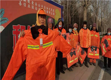 28秒丨极端天气来临 潍坊2200余名一线环卫工人收到御寒棉服