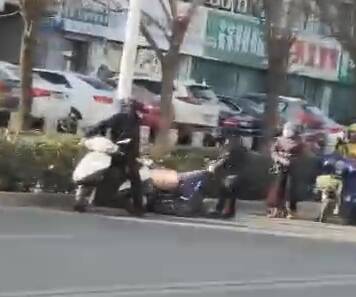 33秒丨太猖狂！当街抢包还殴打受害女子 泰安警方喊这俩男子迅速自首！