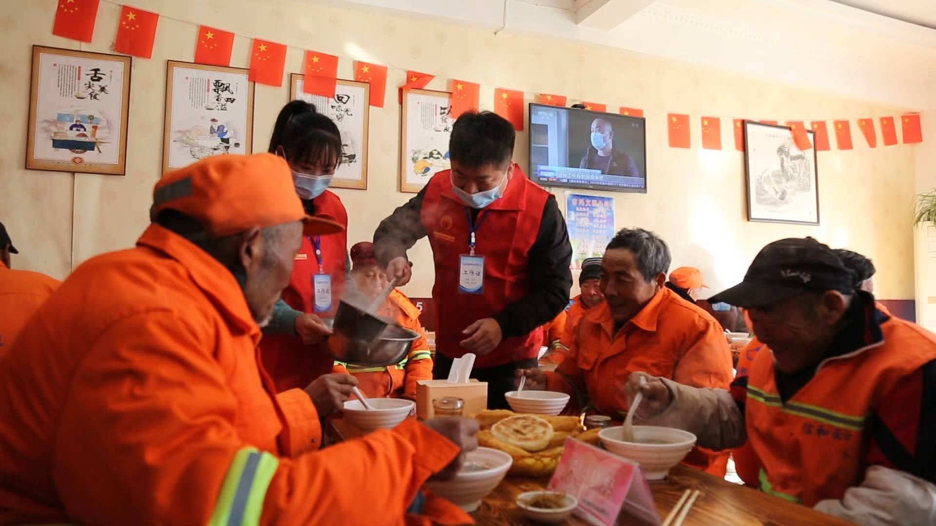 83秒丨情暖寒冬！临沂沂南700名环卫工人吃上了免费早餐