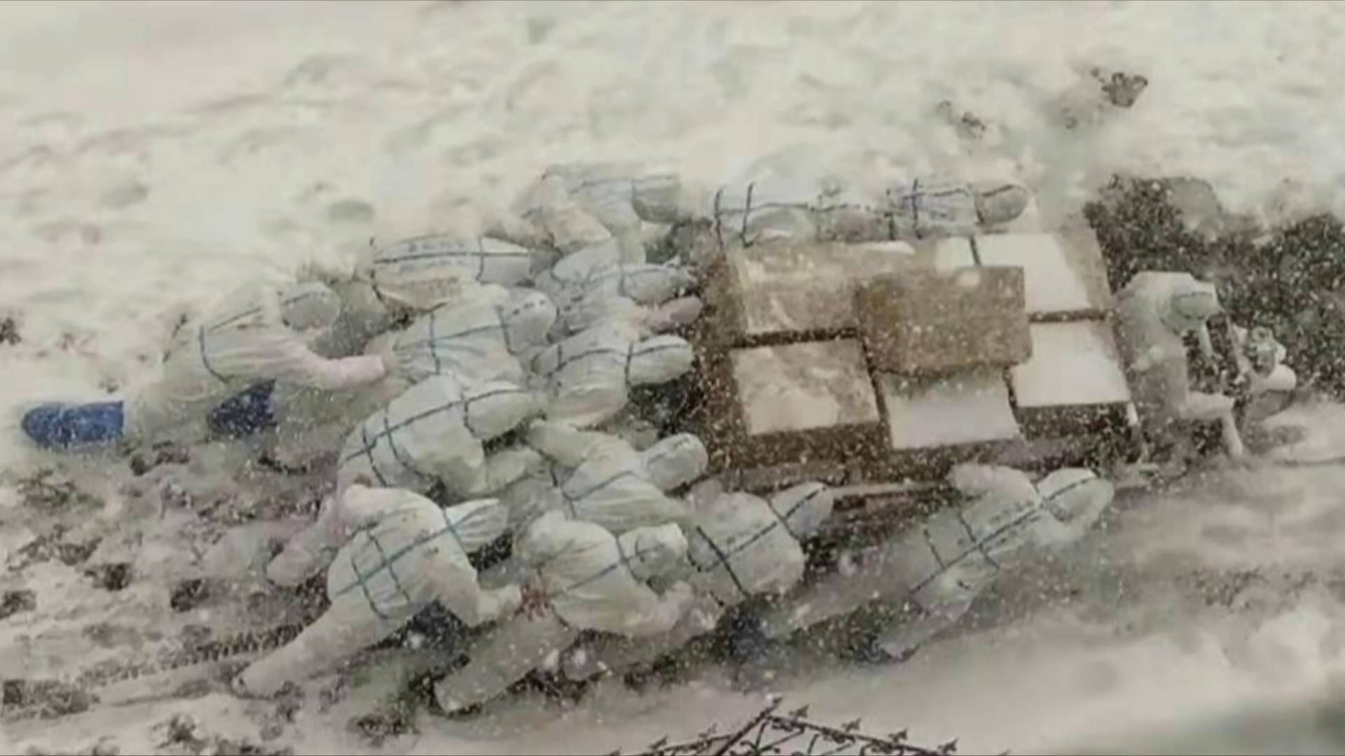 58秒丨移动的雕塑！17名大学生逆雪而行为隔离师生送物资 17天配送物资十多吨