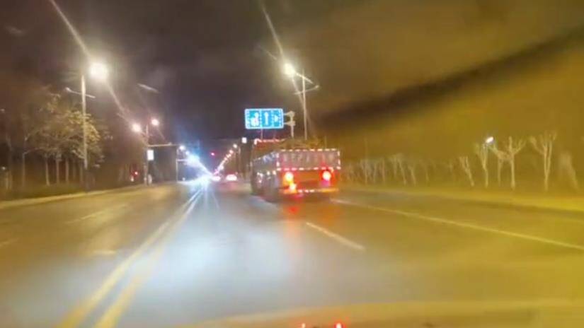 26秒丨四辆闯禁行大货车被举报 滨州交警当场查处