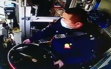 37秒丨电动三轮车路边起火 潍坊两名公交驾驶员合力扑救