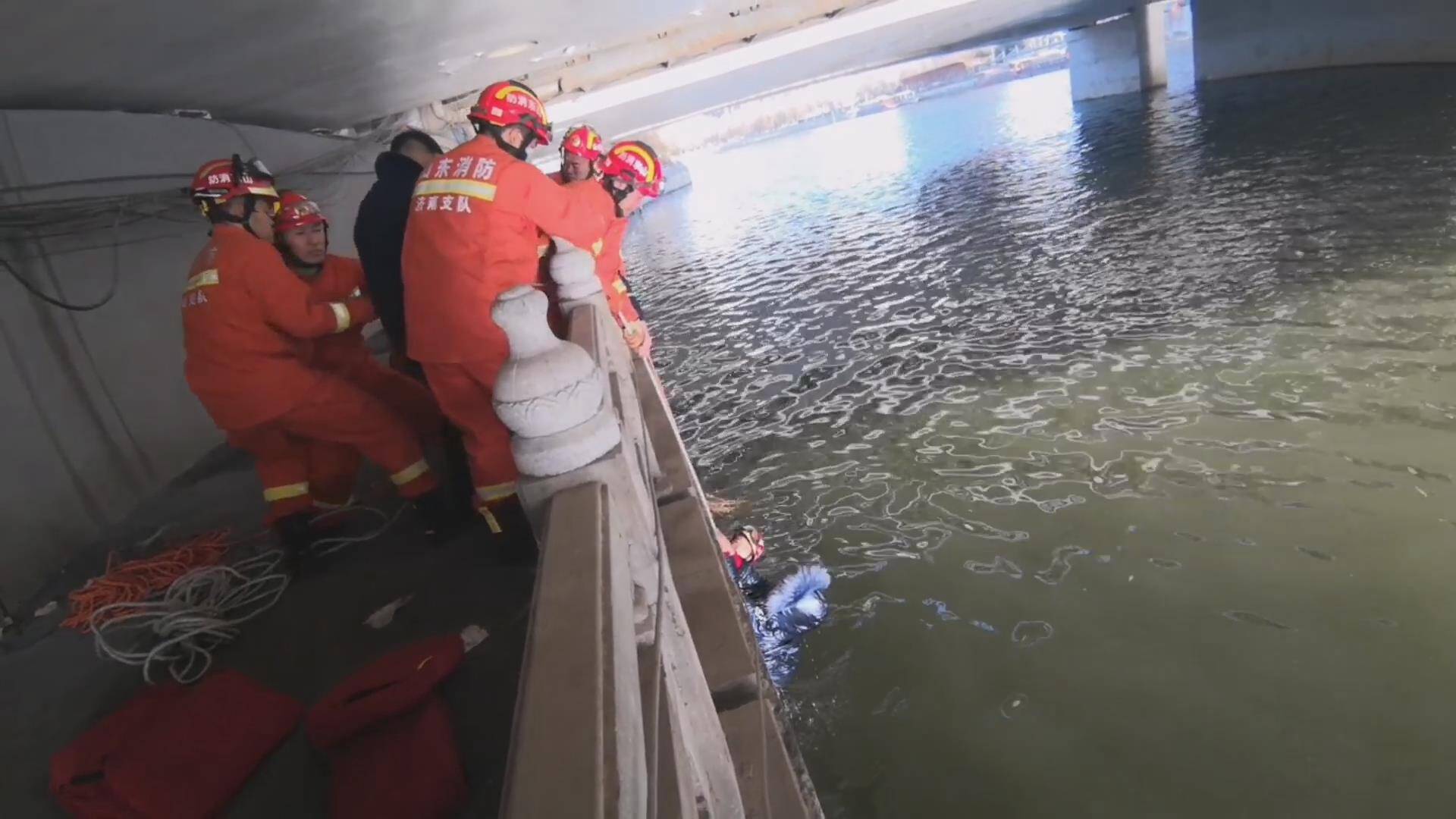 济南一女子跳河轻生后悔了！零下十几度消防员下河紧急救援