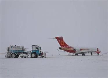 战严寒｜浴“雪”奋战！威海机场连日坚守除冰雪保畅通