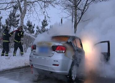 28秒丨雪天路滑！威海303省道上一轿车追尾起火 消防员火速扑灭