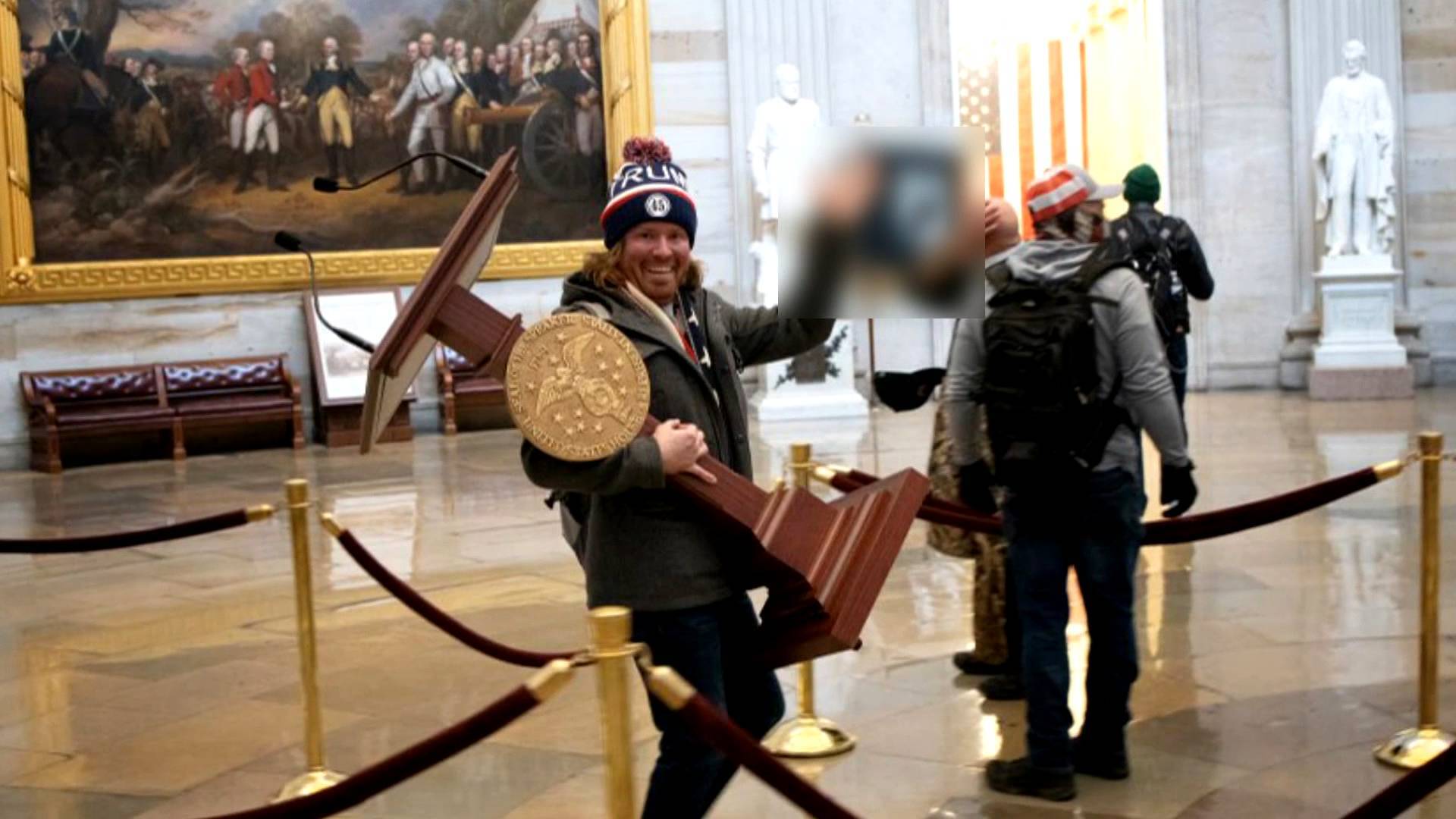 54秒丨闯入美国国会大厦并搬起佩洛西演讲台拍照的男子被捕