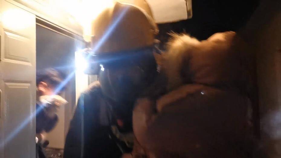 40秒丨滨州一小区暖气管道漏水弥漫刺鼻异味 消防人员凌晨紧急疏散居民