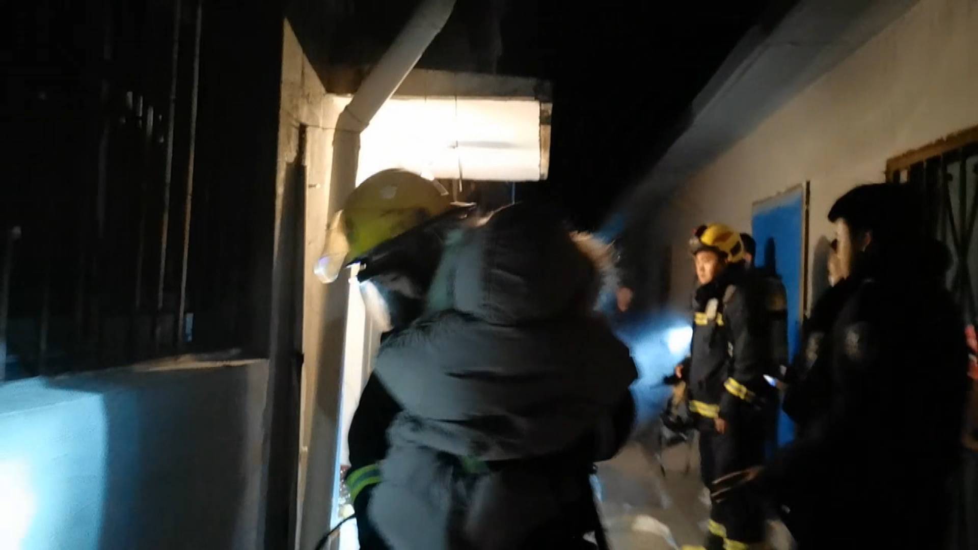 35秒｜小区管道破裂异味弥漫 消防员单手抱娃疏散群众