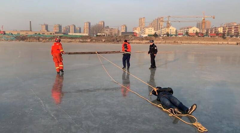 43秒｜临沂一男子河面溜冰不慎掉进冰窟窿 消防员紧急施救
