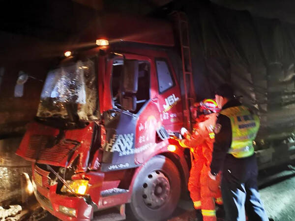30秒｜路面结冰致两大货车相撞驾驶员被困 临沂交警40分钟紧急施救