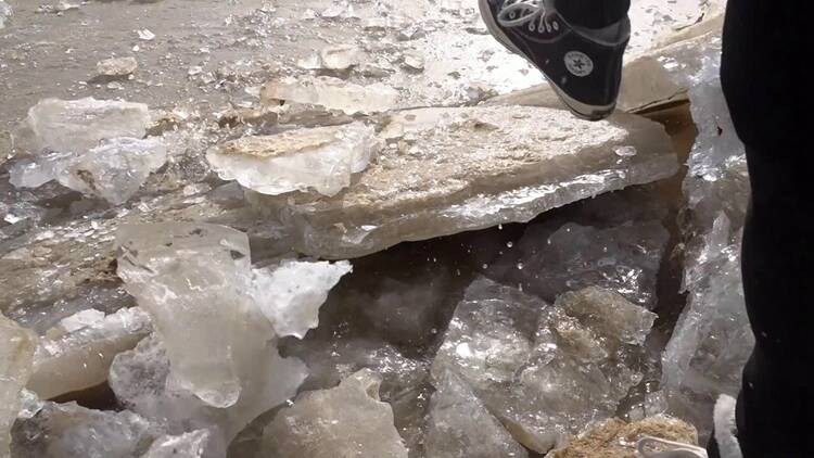 视频｜聊城东昌湖竟被当成“溜冰场”！记者实地探访：开裂冰层轻松就被踩坏了