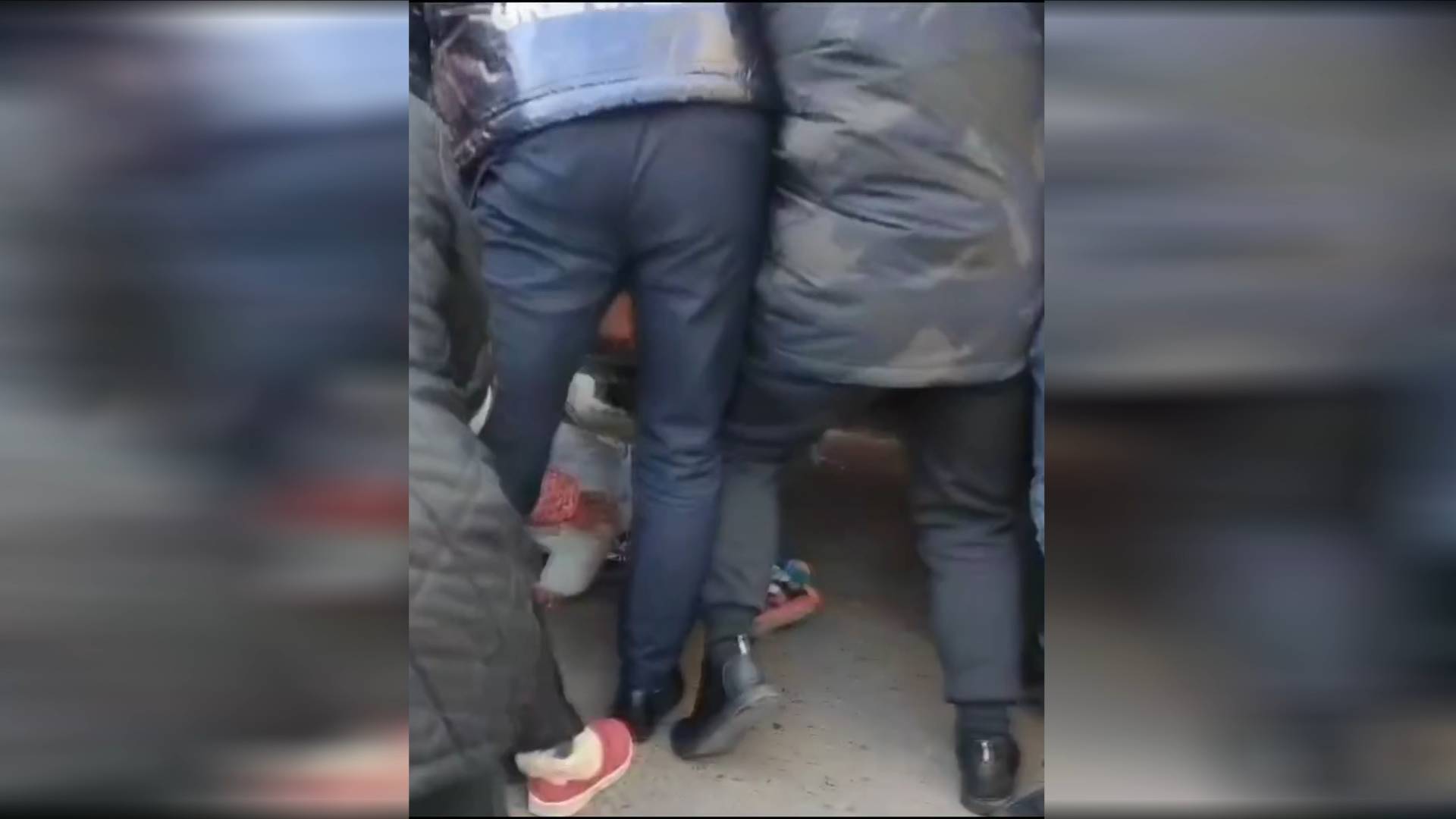 28秒丨安徽5岁女童被压车底 众人合力抬车一分钟救出