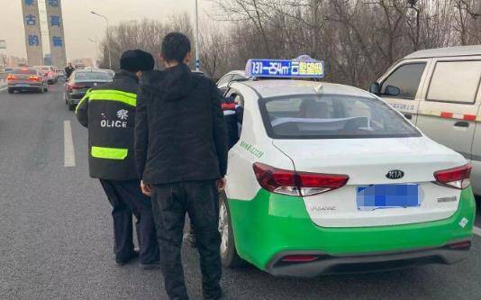 脑血栓病人就医途中车辆发生事故 滨州交警开辟绿色通道保障病人及时送医