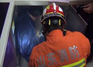38秒丨威海一男子在家检查燃气管道不慎将手卡住 消防破拆救援