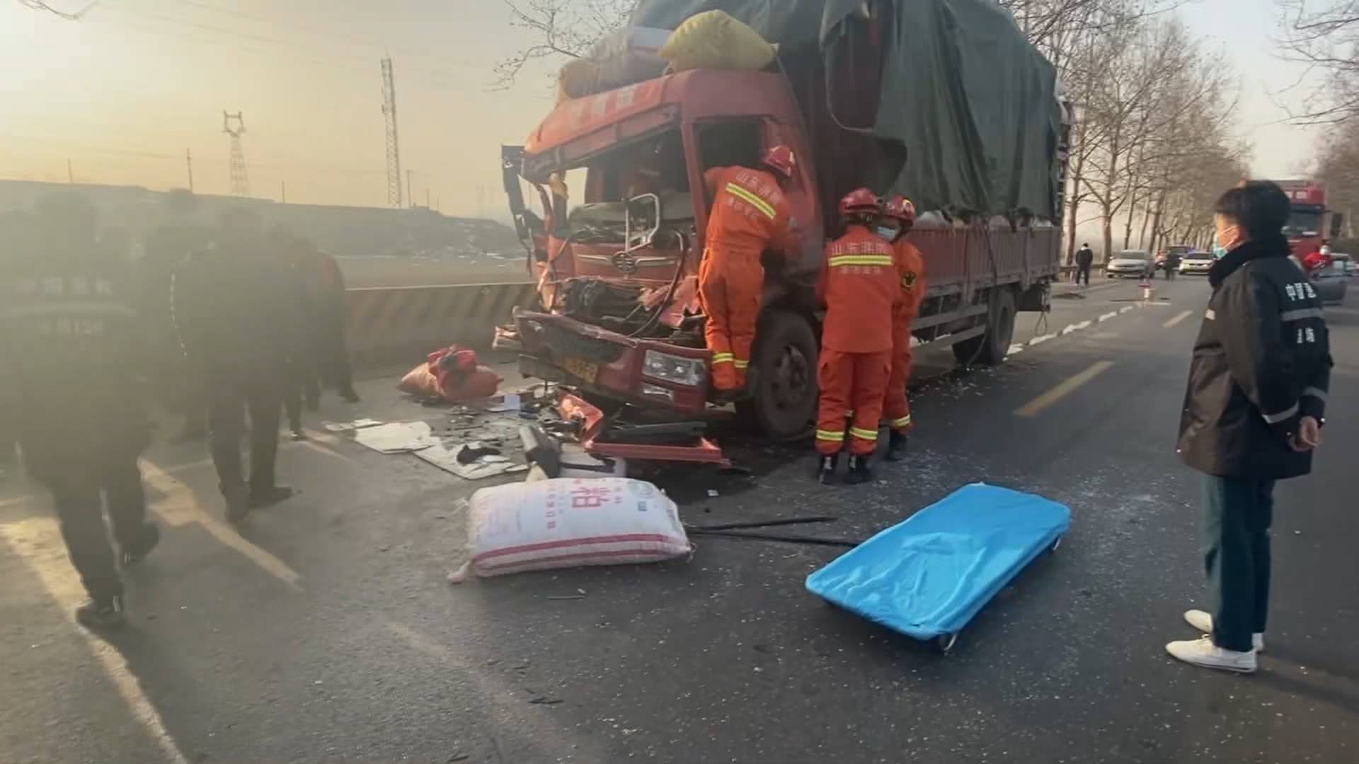 36秒丨潍坊两车追尾一人被困驾驶室 消防紧急救援