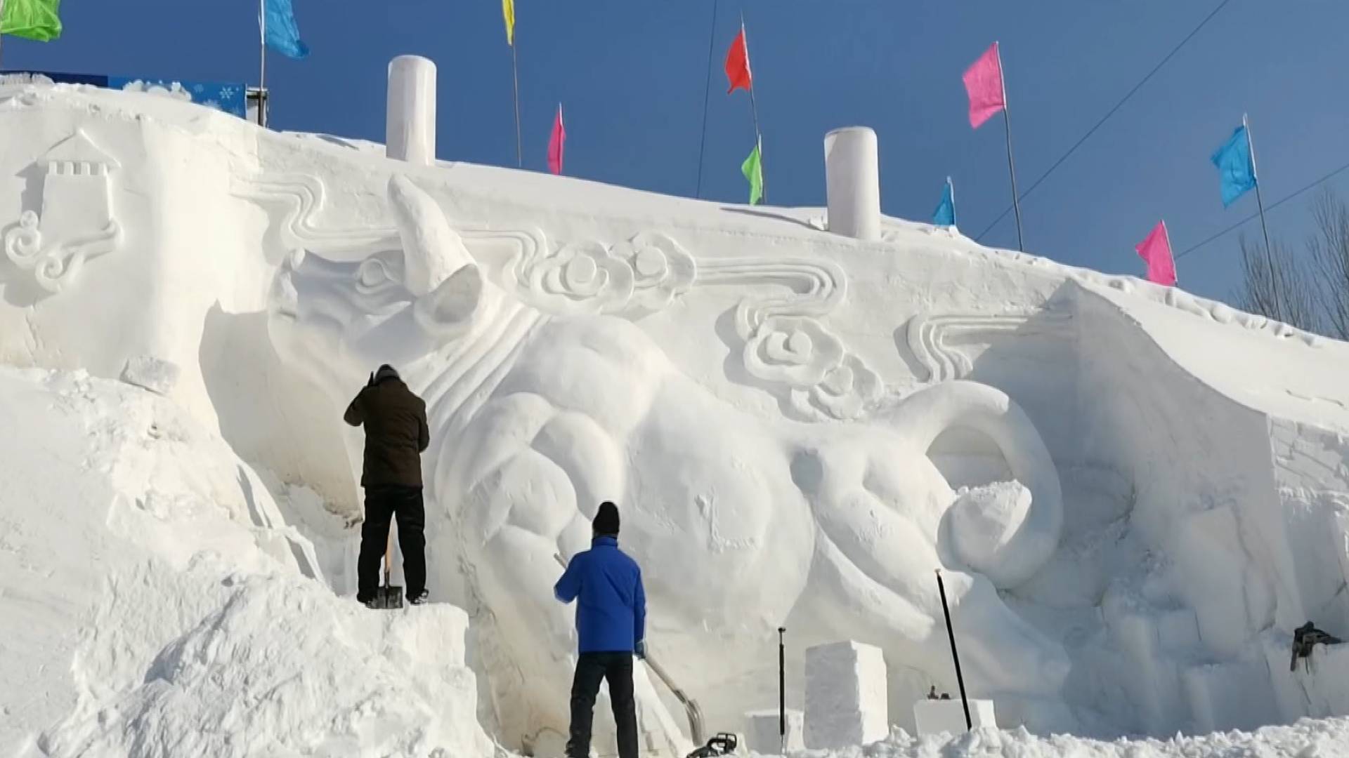 66秒丨“牛氣沖天” 吉林兩市民制作7米長雪牛迎新春