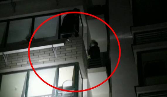 惊险一幕！女子忘带钥匙高空翻窗被困7楼窗外 站脚地方不足半平