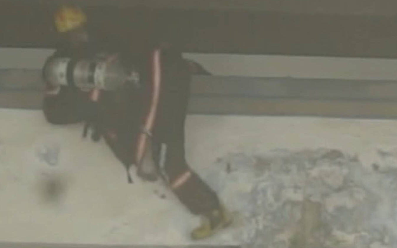 济南消防员肩负近70斤救援设备冲入火场，身悬六米多高平台摇摇欲坠