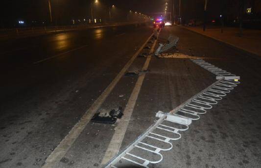 滨州一男子酒后驾车撞倒护栏被查获