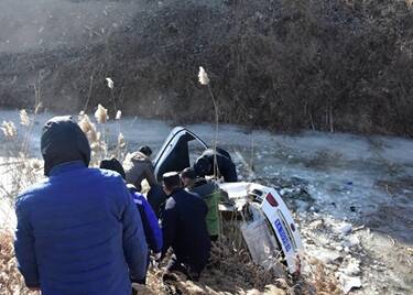 视频｜惊险！轿车遇车祸坠入冰河 警民30余人合力救出被困母女