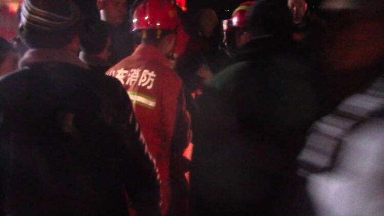 42秒丨汽车追尾人员被困 滨州无棣消防紧急救援
