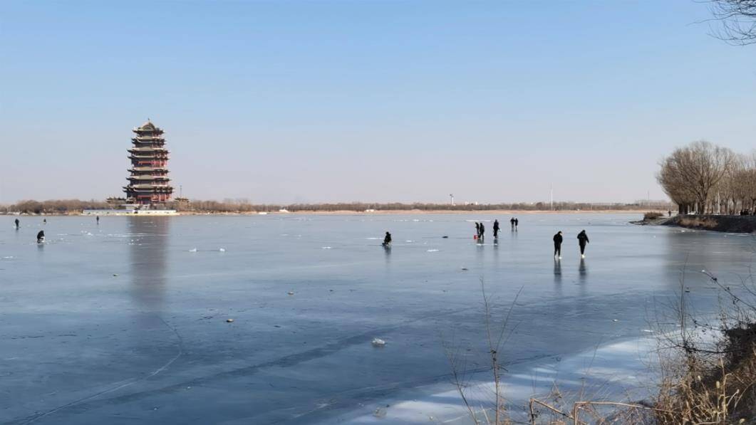 33秒丨危险！滨州多人在蒲湖水库凿冰钓鱼、冰面嬉戏