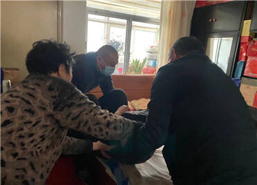 潍坊一居民家里传出救命声 社区工作人员上门解难纾困
