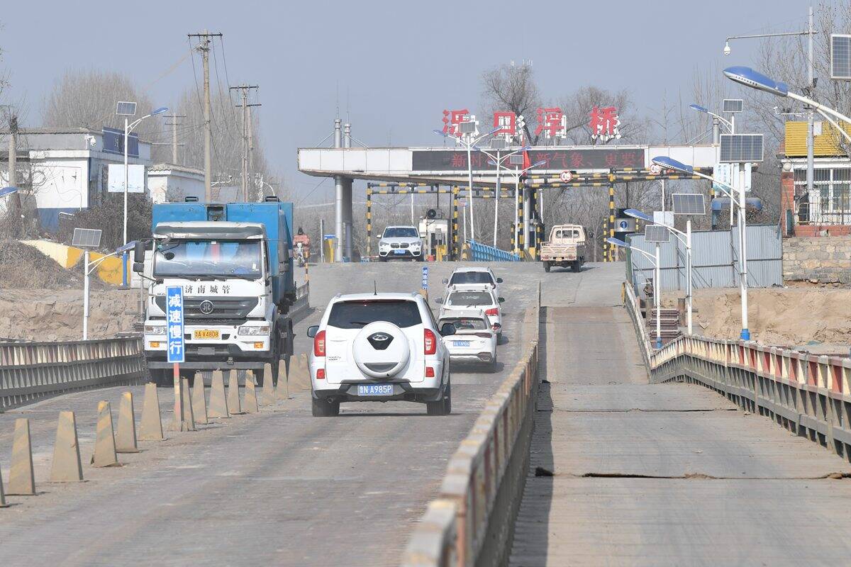 组图｜“破冰”行动后，济南黄河泺口浮桥恢复通行