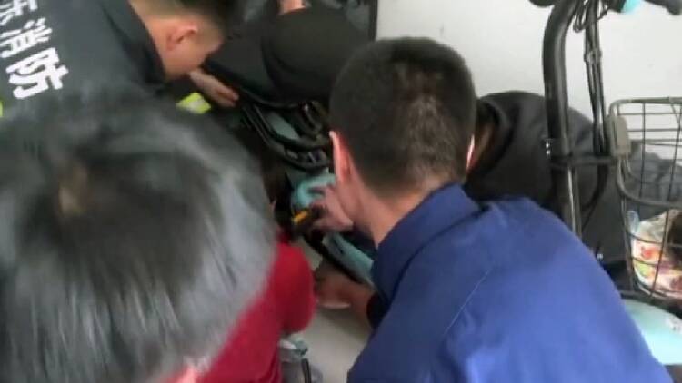 65秒｜东营一岁女童被电动车链条“咬”住手指 消防员紧急救助脱险