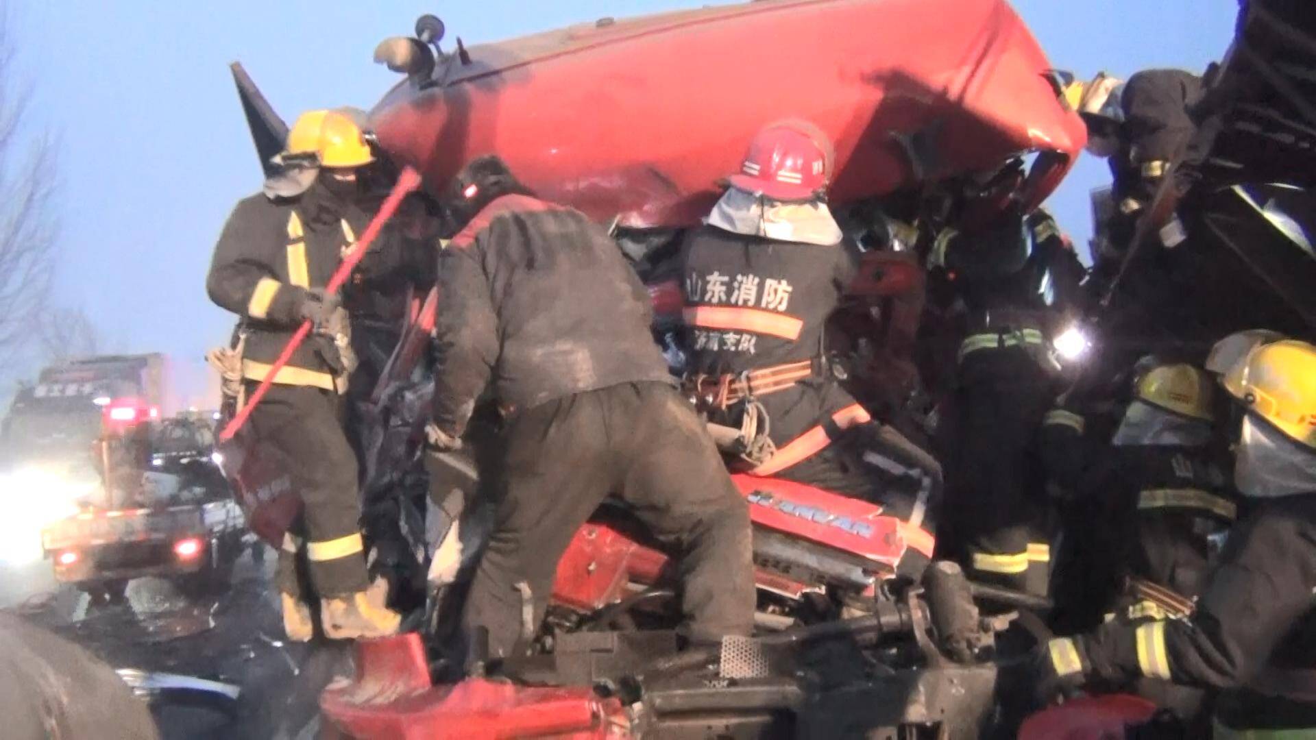 49秒丨济南市济阳区220国道两货车相撞 消防救援站出动16人赶赴现场救援