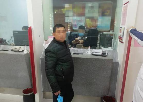 广西一诈骗嫌疑人在银行存款时被滨州警方抓获
