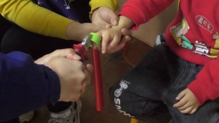 30秒丨滨州一女童手指被玩具卡住 消防成功救援