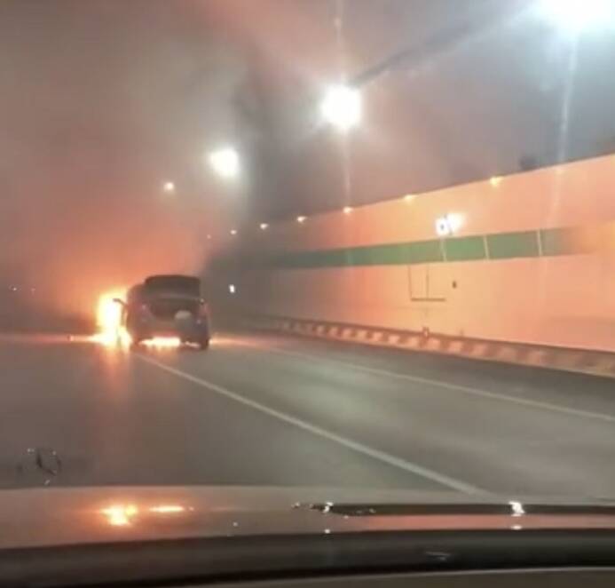 28秒丨济南老虎山隧道内一辆轿车追尾着火 这些“老师儿”该出手时就出手