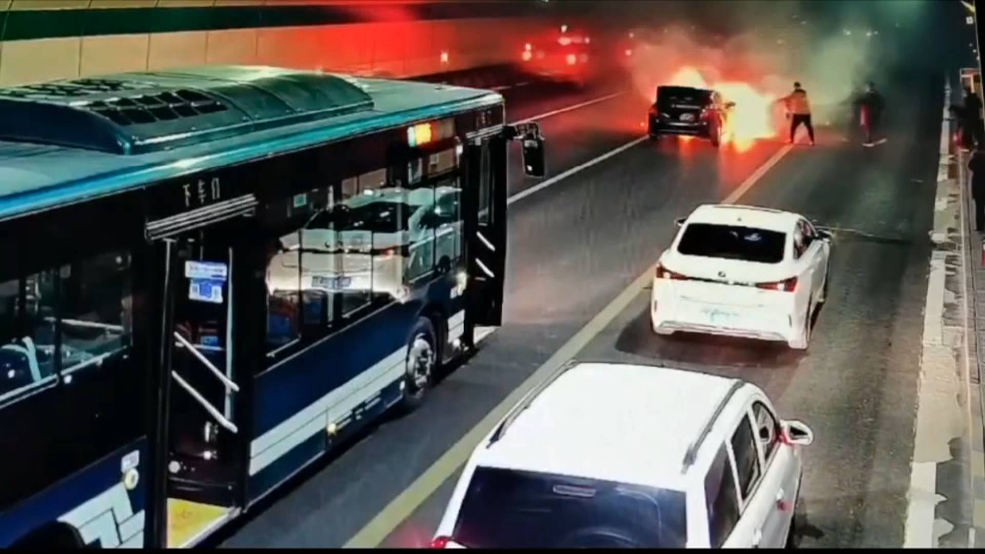了不起的山东人丨隧道内一汽车起火 五名济南公交驾驶员毫不犹豫冲上前灭火