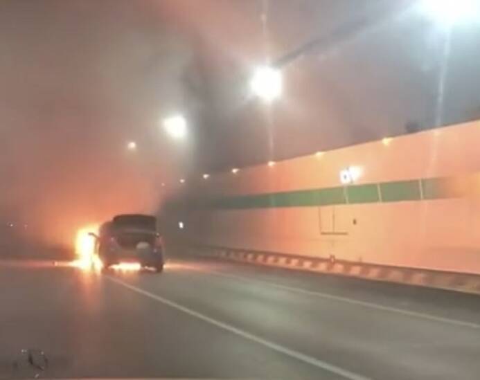济南通报老虎山隧道交通事故：追尾车辆着火 无人员伤亡