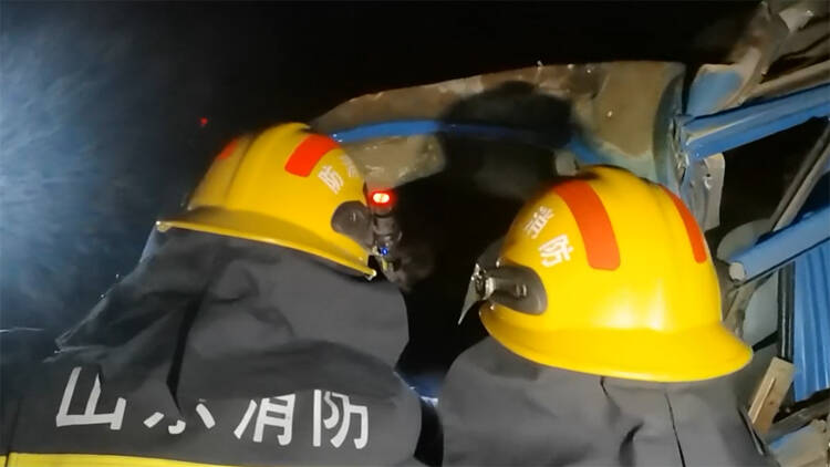 40秒丨滨州邹平两车追尾导致一人被困 消防机智救援