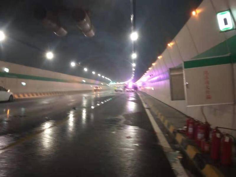 济南老虎山隧道内一辆车车头着火 交通堵塞又造成多车追尾  现已恢复通行