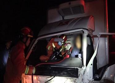 35秒｜凌晨威海文登一路口发生车祸 货车司机被困 消防紧急破拆救援