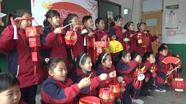 55秒｜剪纸、对联、大红灯笼……潍坊2000名小学生巧制“牛气”作品庆新春