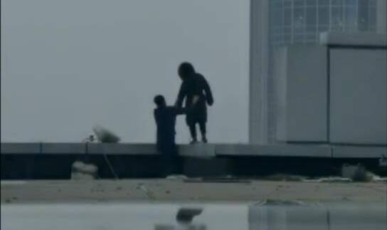 57秒丨济南聚隆广场顶楼一女子欲跳楼 消防员与民警合力将其救下