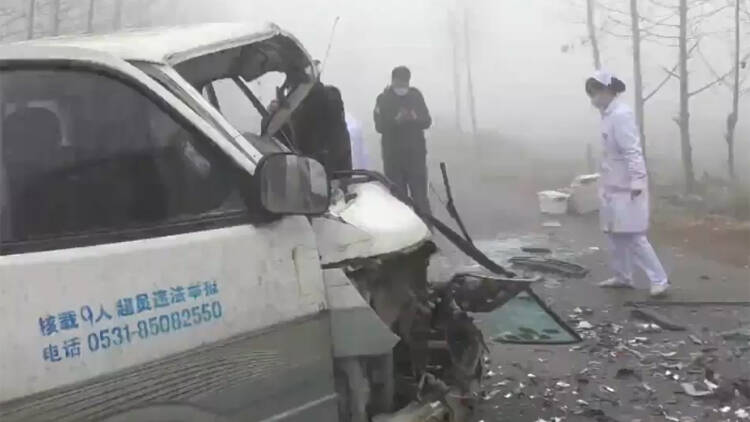 58秒丨大雾天两车相撞致两人被困，滨州消防紧急救援