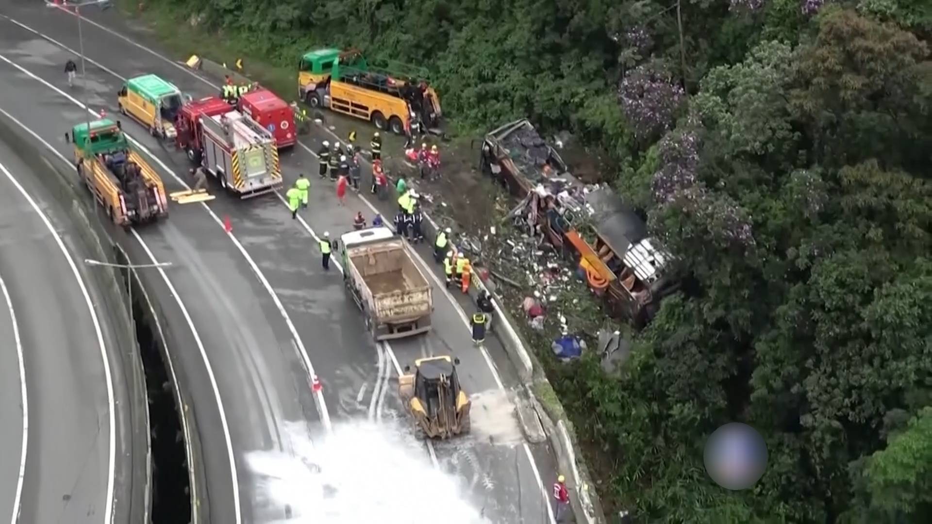 27秒｜巴西一大巴失控从公路上跌落，造成至少19人死亡