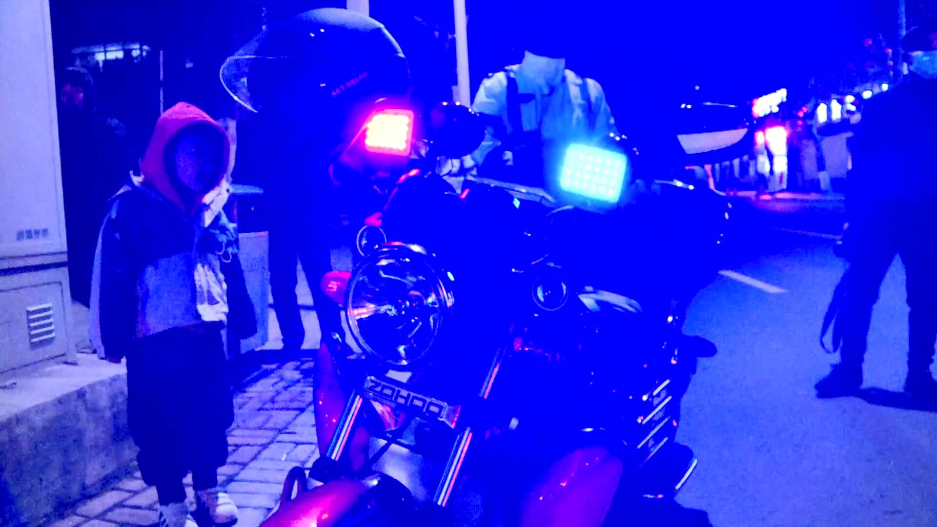 43秒｜临沂中年男子摩托车私装警用闪灯还加动感音响 被查后称是“为了行车安全”