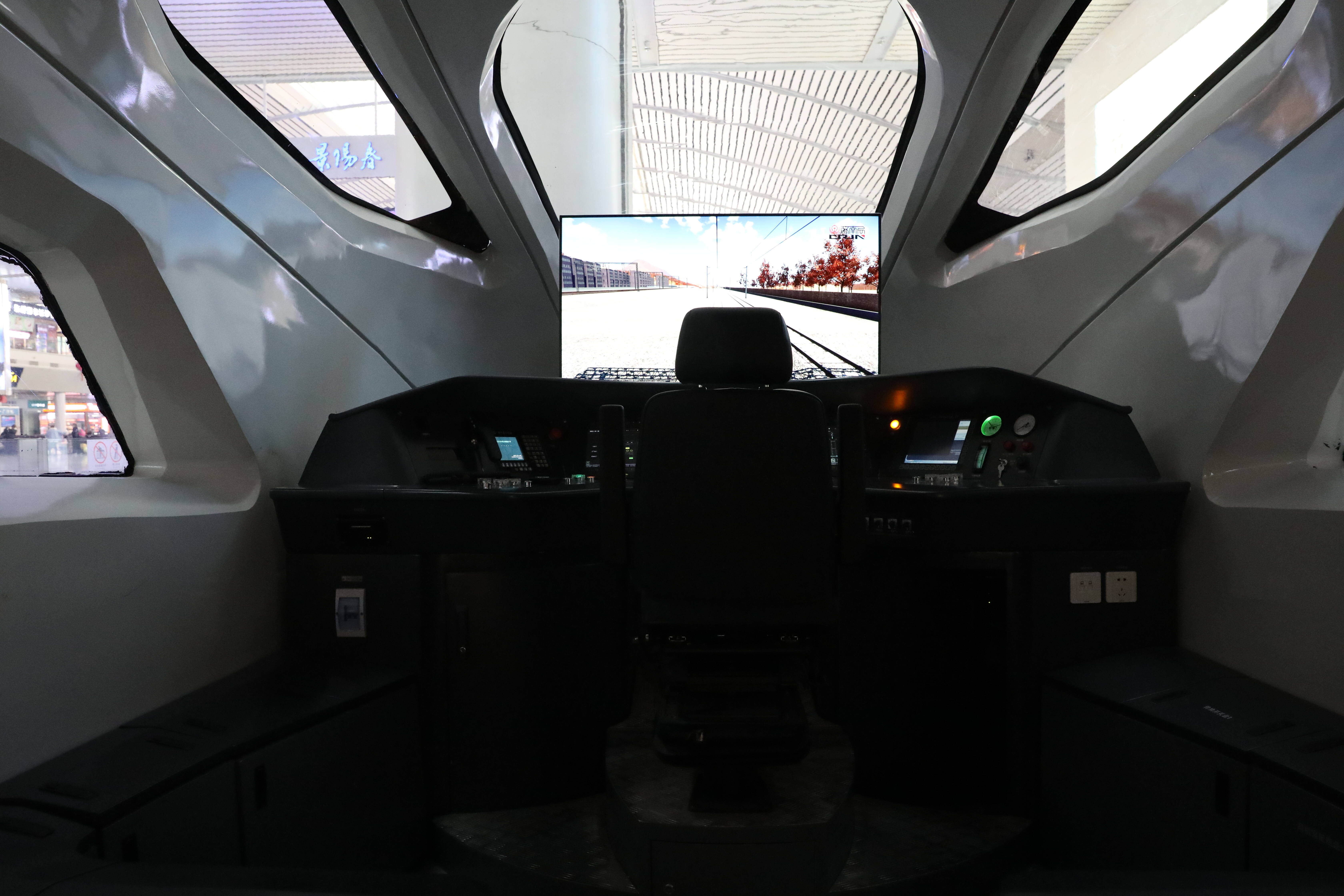 经理刘毅介绍,"复兴号"是中国高铁的品牌,开设"复兴号"模拟驾驶体验室