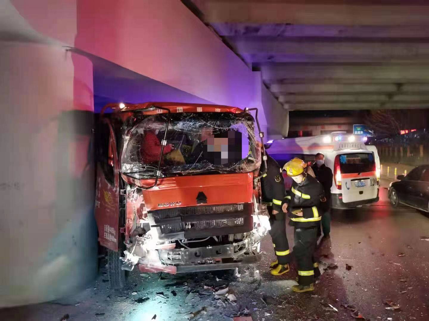 27秒|货车撞桥墩两人被困，枣庄消防紧急救援